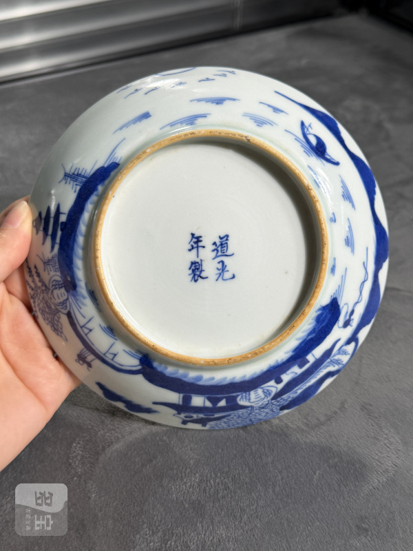清道光青花外山水内铜钱纹盘 - 图3
